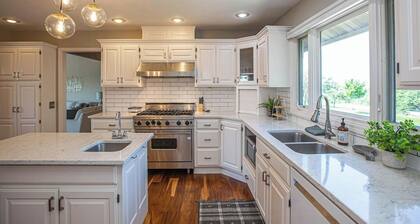 Lakeview Luxury - Deck With a View, 3 Livingrooms