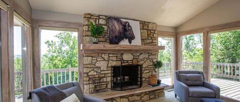 Älytelevisio, takka, pöytäjalkapallopöytä, pöytätennispöytä