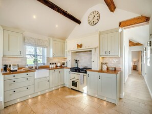 Oppvaskmaskin og høy barnestol