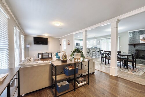 Quaint Atlanta home w/ carport, 20 min from Downtown & Pet-Friendly!