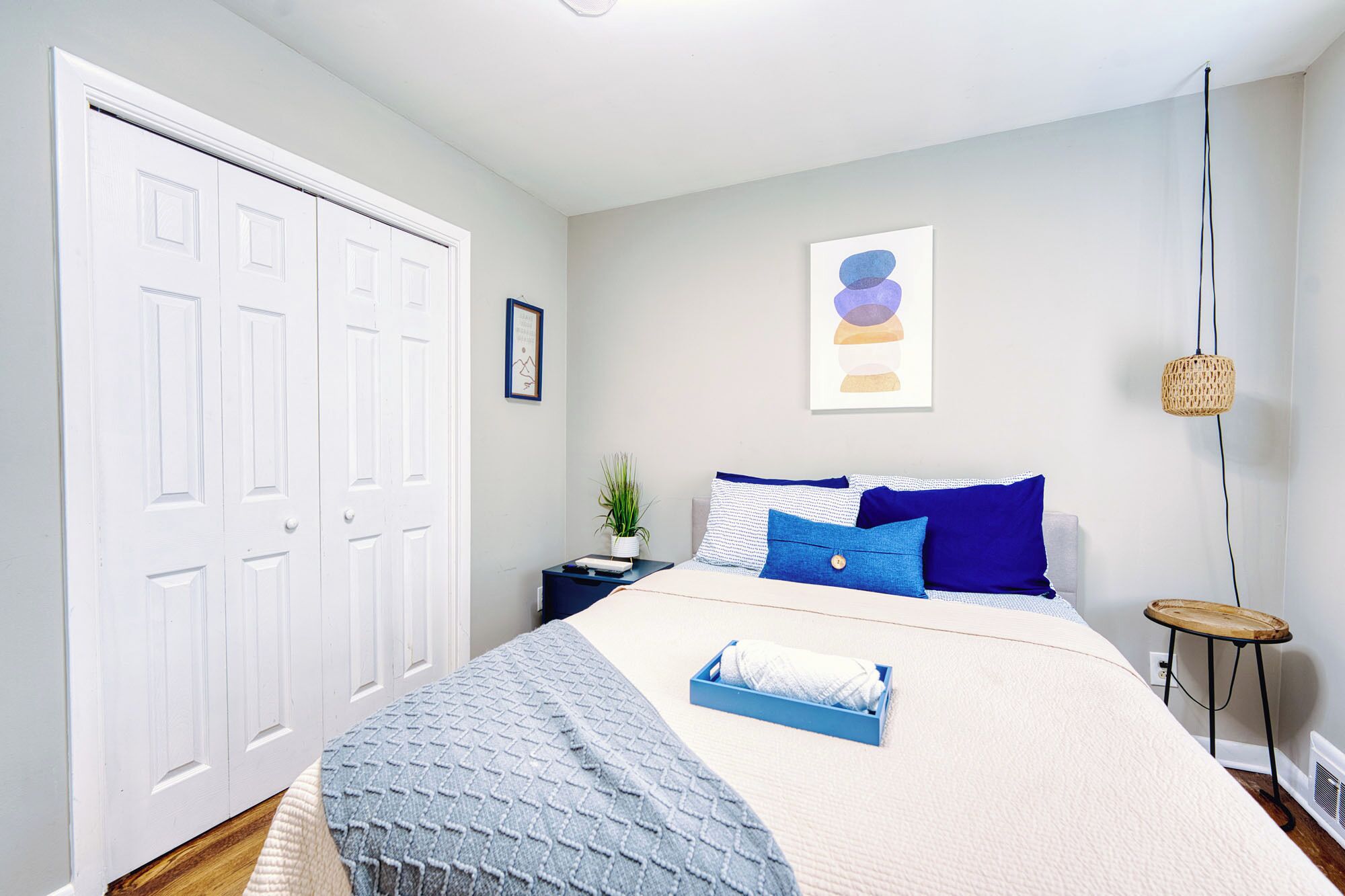 3 chambres, bureau, fer et planche à repasser, lit parapluie