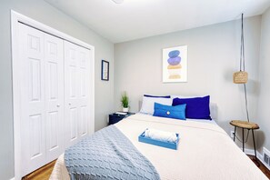 3 habitaciones, escritorio y tabla de planchar con plancha 