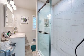 Dusche, Haartrockner, Handtücher, Seife