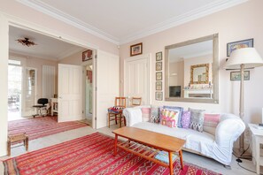 TV, offices - Delightful 2 Bed Cottage-Chic House — Hammersmith! (London)