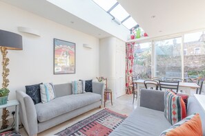 TV, offices - Delightful 2 Bed Cottage-Chic House — Hammersmith! (London)