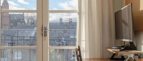 2 室のベッドルーム、デスク、アイロン / アイロン台、インターネット