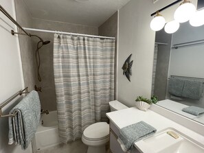 Dusche, Haartrockner, Handtücher, Seife