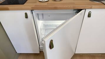 Een koelkast, een microgolfoven, een kookplaat