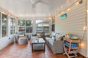 Smart-tv, tv-spel, bordsfotboll och ett bordtennisbord