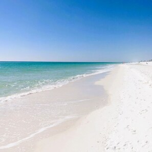 Playa en los alrededores, camastros y toallas de playa 