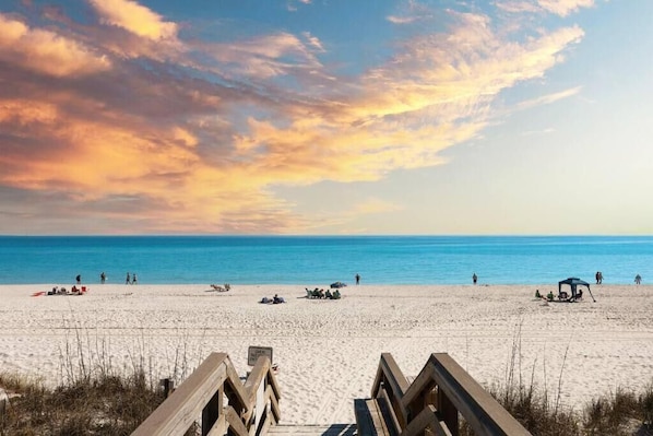Una playa cerca, sillas reclinables de playa, toallas de playa