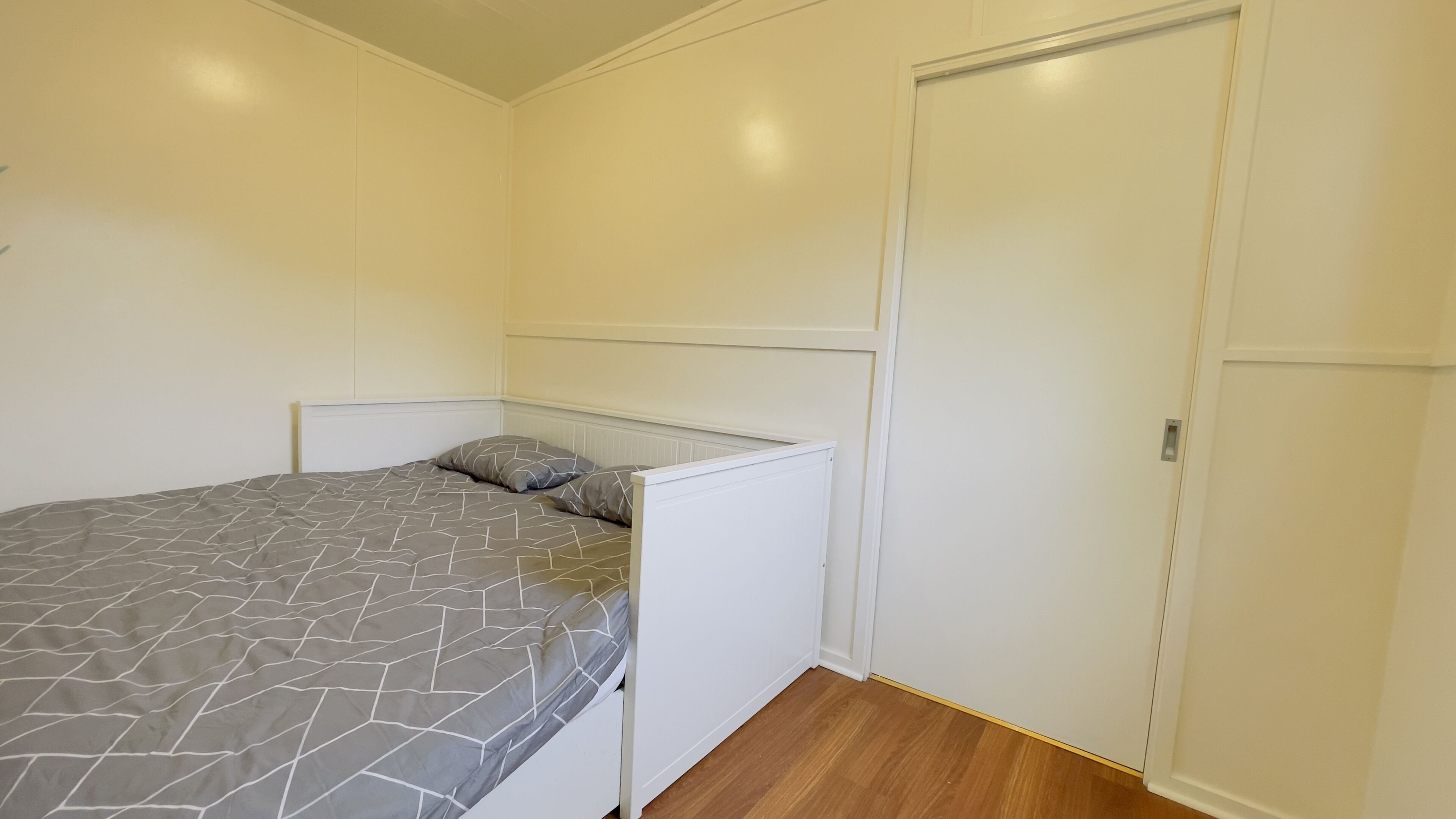 Une chambre à coucher avec un lit, une armoire et un radiateur.