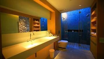 Hårtork, bidé, handdukar och tvål