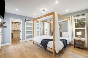 3 habitaciones, escritorio y tabla de planchar con plancha