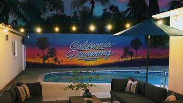 Een verwarmd zwembad