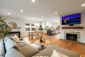 Smart TV, mesa de ping pong, estéreo, oficina