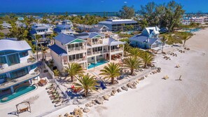 Exterior - Bikini's & Martini's Beachfront: Direct Gulf Front! Pool, Spa, Pro-Series Loaded Game Room & Arcade (Holmes Beach)