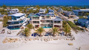 Exterior - Bikini's & Martini's Beachfront: Direct Gulf Front! Pool, Spa, Pro-Series Loaded Game Room & Arcade (Holmes Beach)