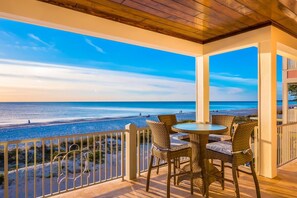 Outdoor dining - Bikini's & Martini's Beachfront: Direct Gulf Front! Pool, Spa, Pro-Series Loaded Game Room & Arcade (Holmes Beach)