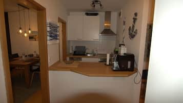 Fridge, oven, dishwasher, coffee/tea maker