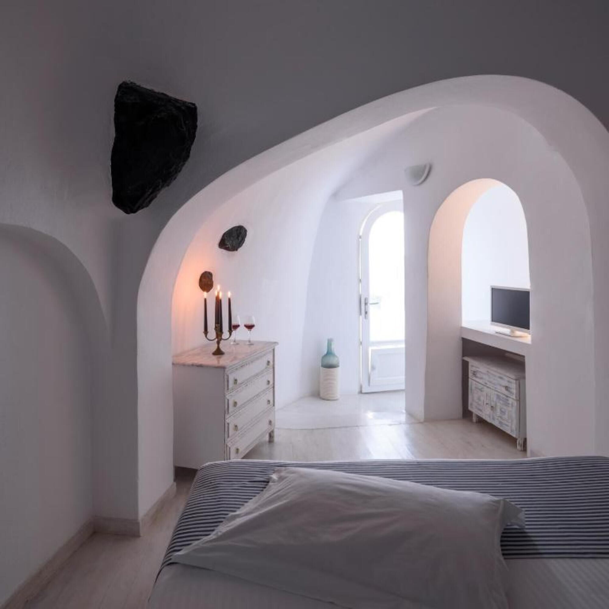 2 makuuhuonetta, tallelokero huoneessa, silitysrauta/-lauta