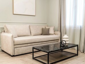 Suite – superior | Oppholdsområde | En 42-tommers Flatskjerm-TV med Parabol-TV