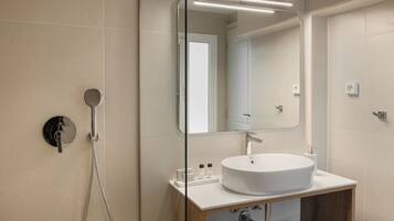 Superior Suite | Bathroom | Shower, free toiletries, hair dryer, slippers