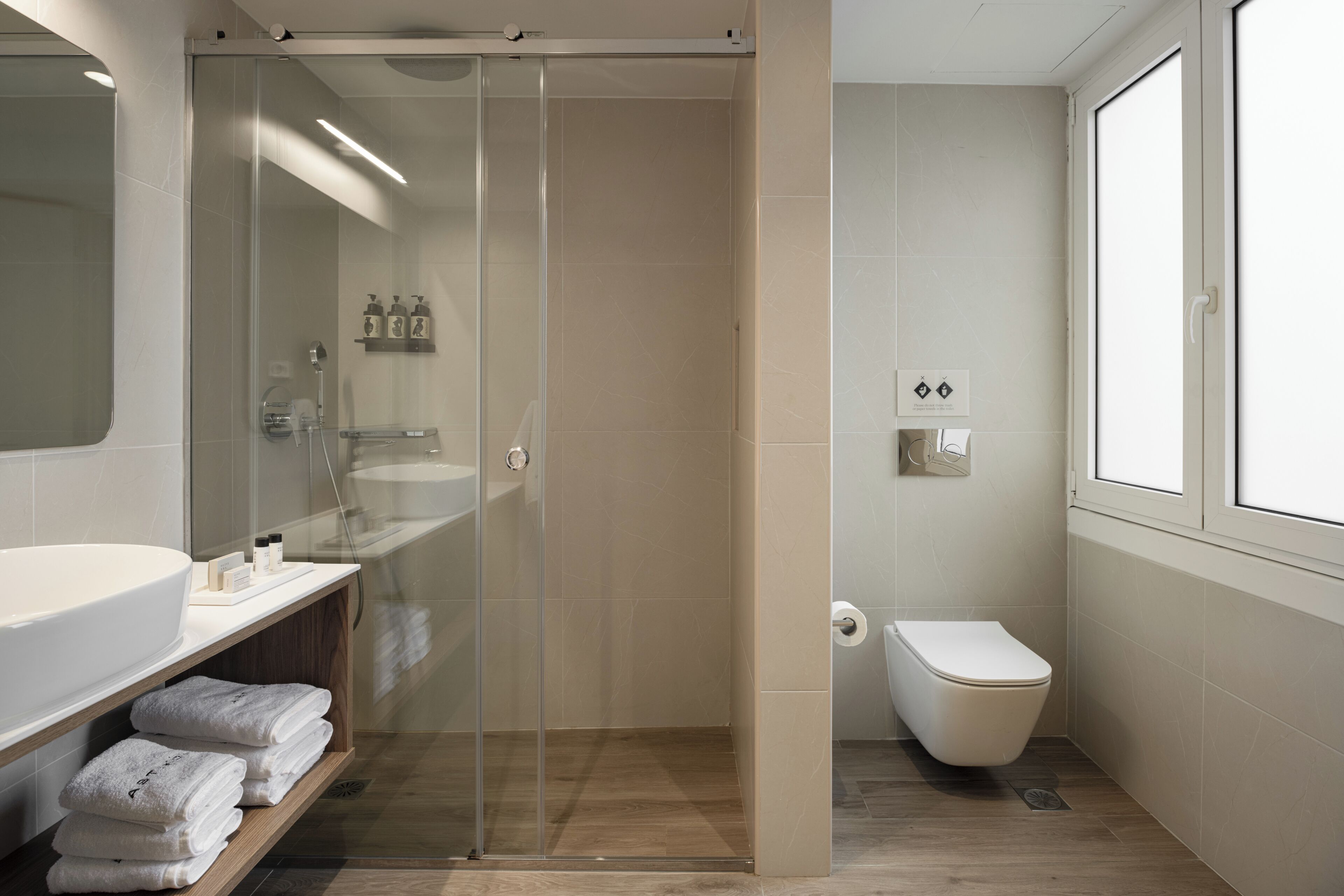 Suite Eksekutif | Kamar mandi | Shower, perlengkapan mandi gratis, pengering rambut, dan sandal