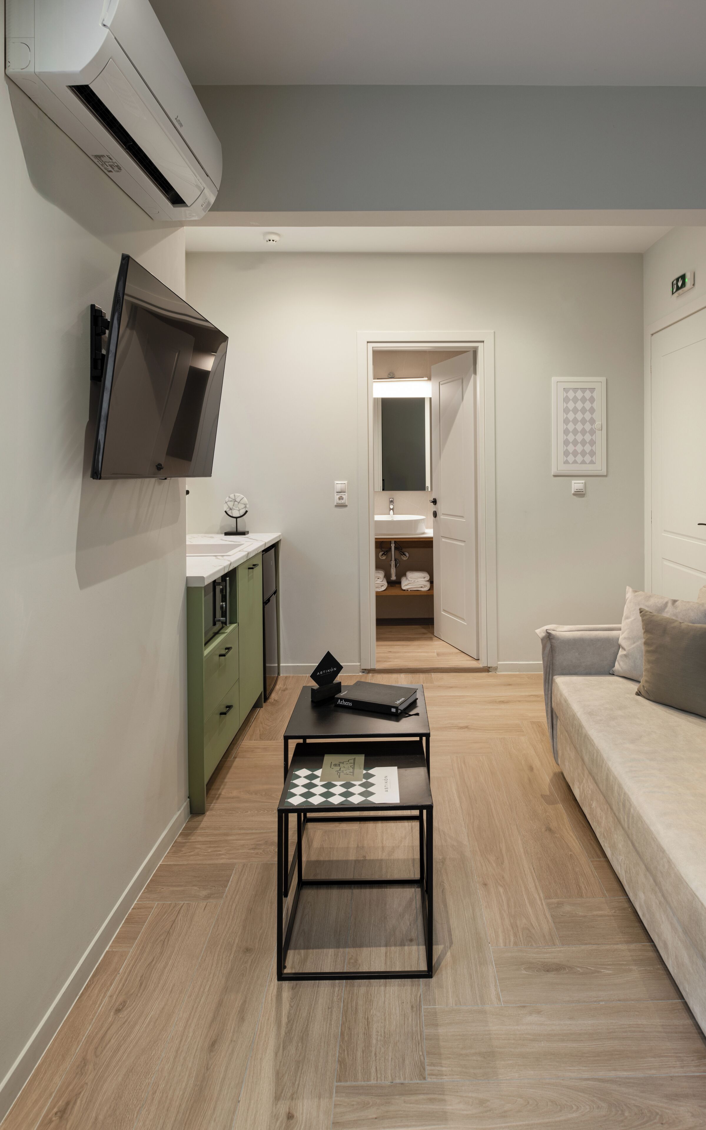 Phòng Superior | Khu phòng khách | TV màn hình phẳng 42-inch có truyền hình vệ tinh 