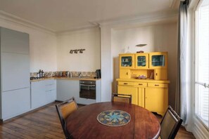 Fridge, oven, stovetop, dishwasher - Superbe Appartement Parisien pour 3 - Belleville (Paris)