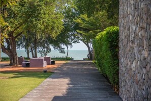 Terrace/patio - Luxury Villa with Oceanfront Pool - Tolani Resort Kui Buri (Muang)