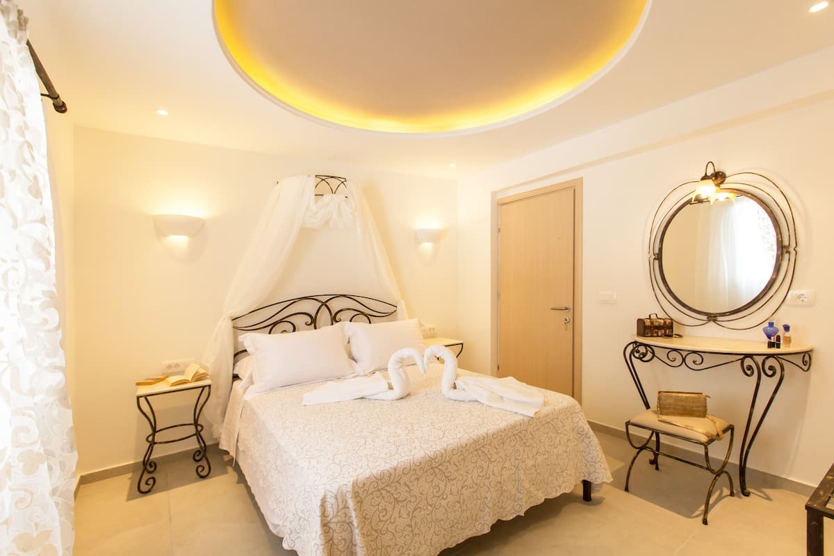 Classic Apartment | 1 bedroom, hypo-allergenic bedding, memory-foam beds, in-room safe