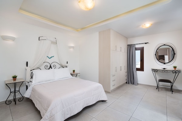 Pithos Apartments - Santorini