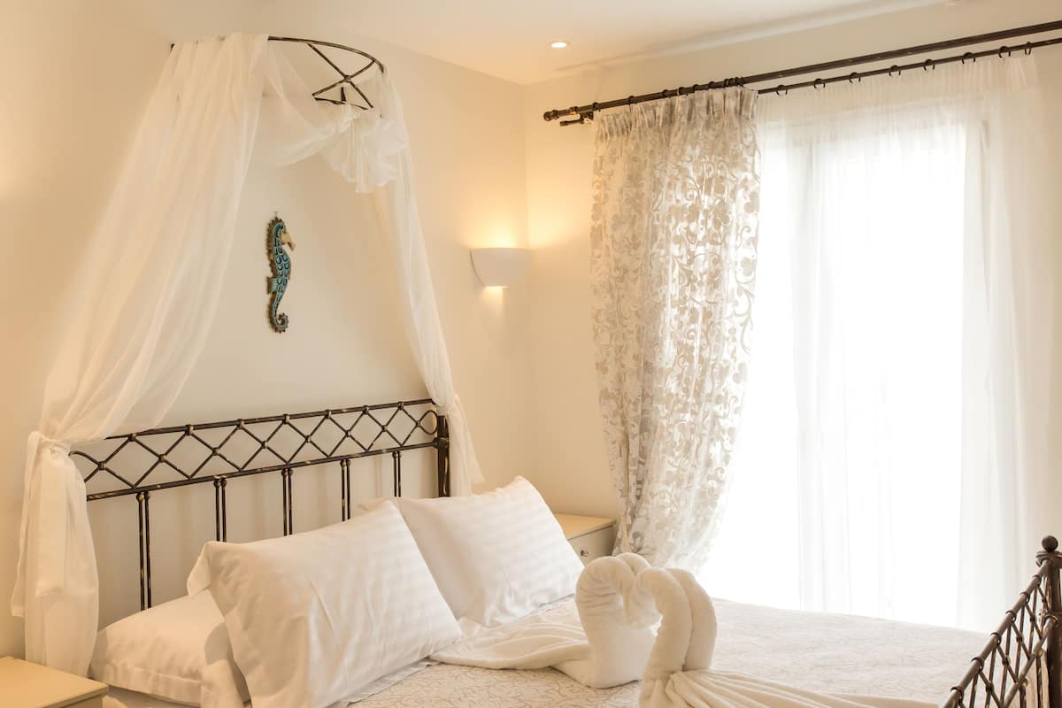 Comfort Apartment | 1 bedroom, hypo-allergenic bedding, memory-foam beds, in-room safe