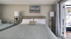 3 bedrooms, iron/ironing board, travel cot, free WiFi - BEAUTIFUL Three Bedroom/2 Bath Home with SWIM SPA, CLOSE TO SIESTA KEY, Pet Friendly* (Sarasota)