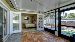 3 bedrooms, iron/ironing board, travel cot, free WiFi - BEAUTIFUL Three Bedroom/2 Bath Home with SWIM SPA, CLOSE TO SIESTA KEY, Pet Friendly* (Sarasota)