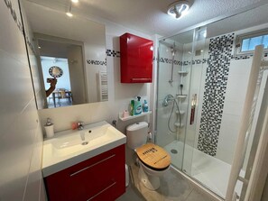 Dusche, Haartrockner, Toilettenpapier