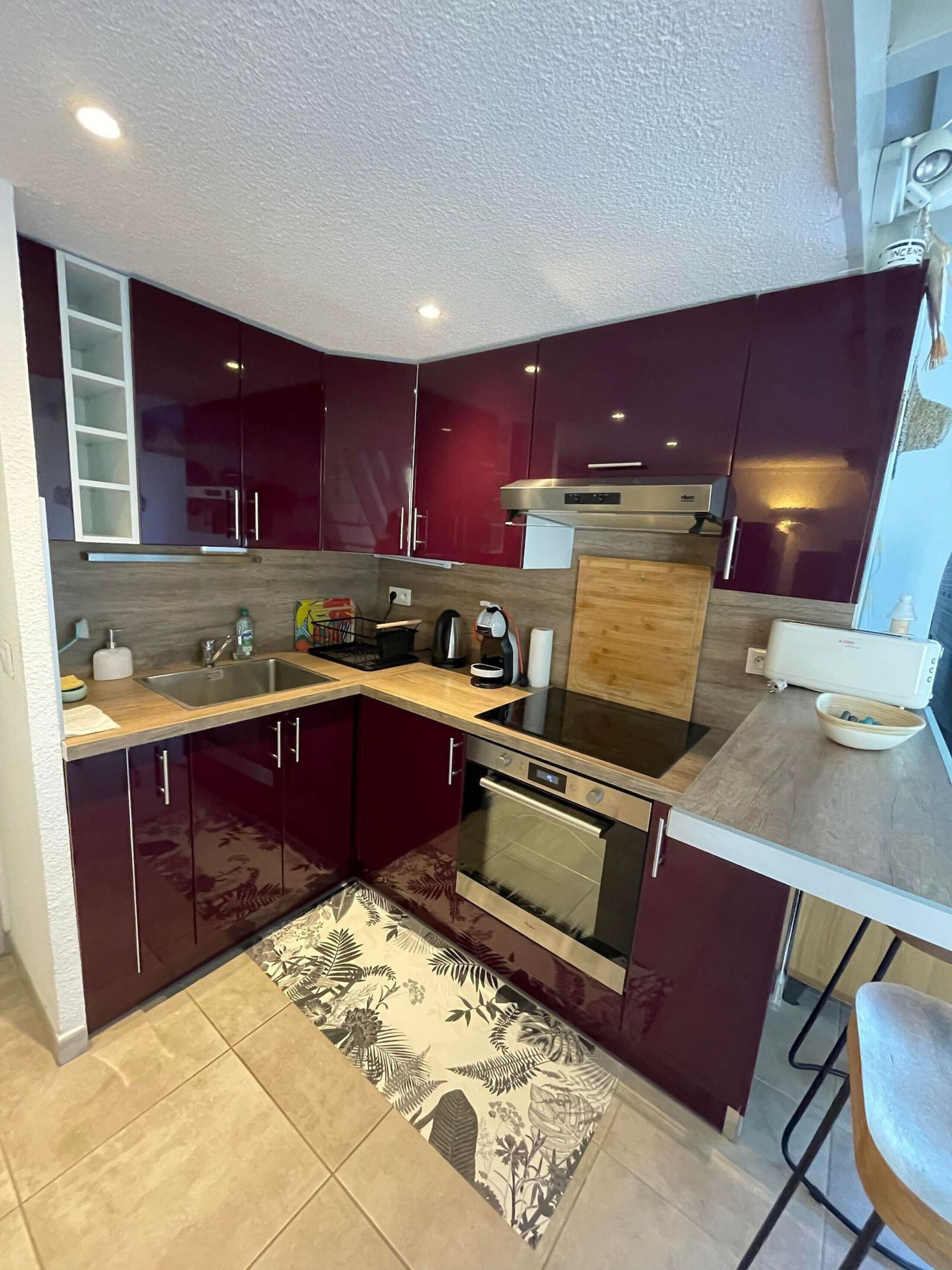 Frigorífico, microondas, horno y placa de cocina