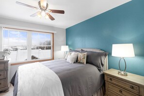 2 bedrooms, desk, iron/ironing board, WiFi - Updated-100Mbps-Smart TV-3 TVs-Full Kitchen-W/D (Morgantown)
