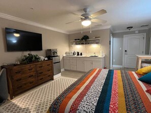 1 bedroom, desk, iron/ironing board, free WiFi - Studio w/king size bed -3 minute walk to beach (Jacksonville Beach)