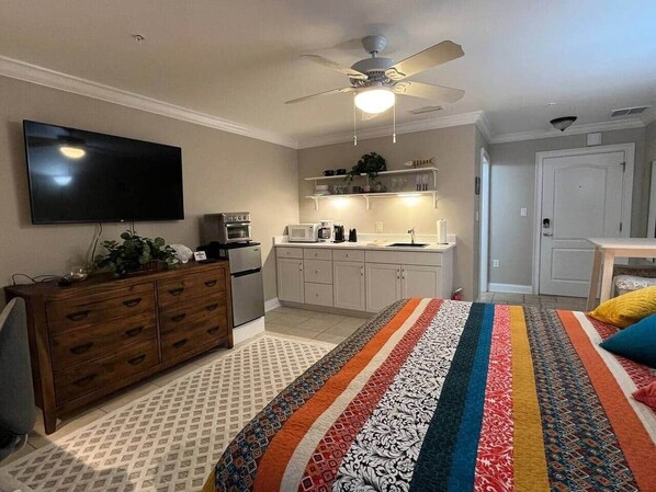 1 bedroom, desk, iron/ironing board, free WiFi - Studio w/king size bed -3 minute walk to beach (Jacksonville Beach)