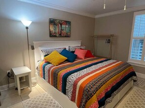 1 bedroom, desk, iron/ironing board, free WiFi - Studio w/king size bed -3 minute walk to beach (Jacksonville Beach)