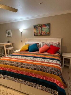 1 bedroom, desk, iron/ironing board, free WiFi - Studio w/king size bed -3 minute walk to beach (Jacksonville Beach)