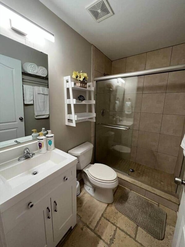 Hair dryer, towels - Studio w/king size bed -3 minute walk to beach (Jacksonville Beach)