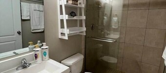 Studio w/king size bed -3 minute walk to beach