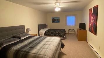 4 makuuhuonetta, silitysrauta/-lauta, ilmainen Wi-Fi, vuodevaatteet