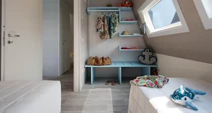 Tranquil Marina Azzurra Resort House Boat 2BR Sleeps 6