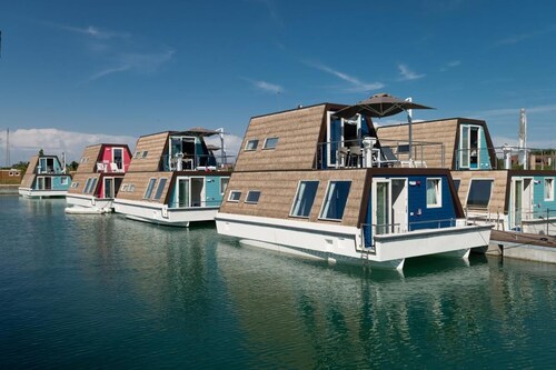 Tranquil Marina Azzurra Resort House Boat 2BR Sleeps 6