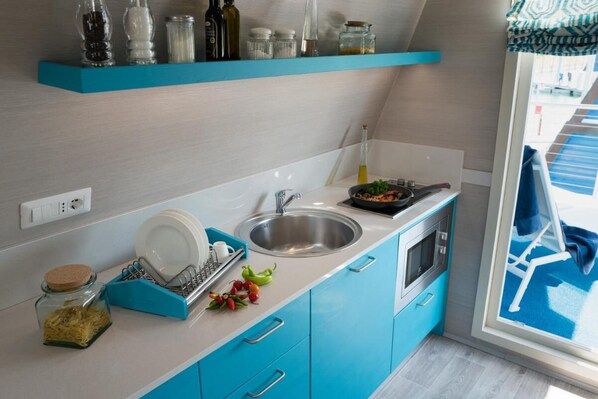 House, 2 Bedrooms, Balcony | Private kitchen