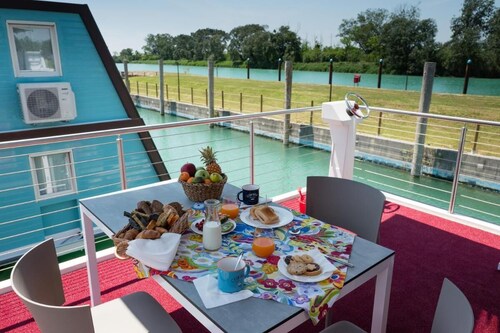 Tranquil Marina Azzurra Resort House Boat 2BR Sleeps 6